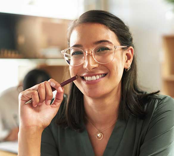 Jeune femme d'affaires heureuse au travail.