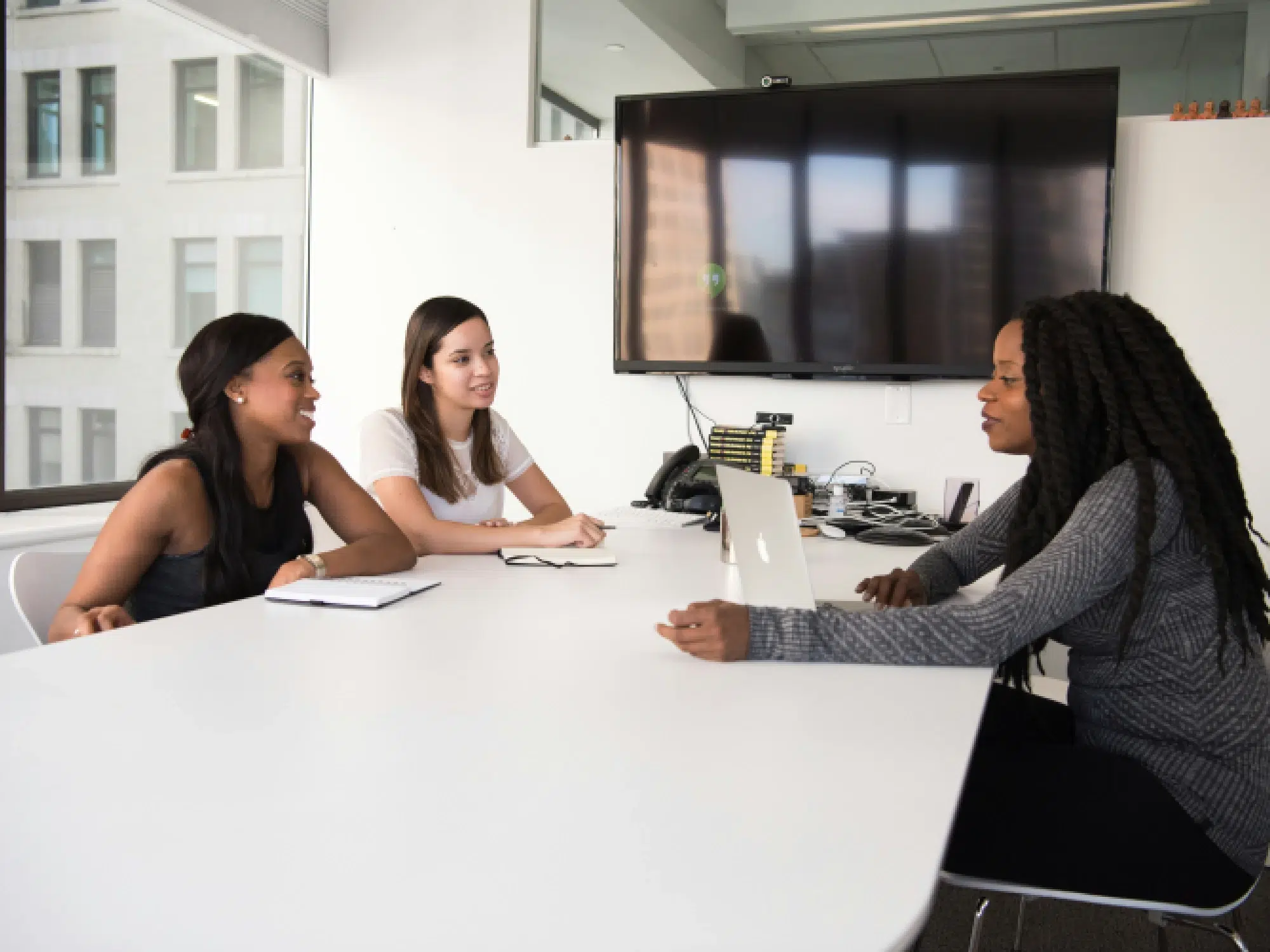 ¿Cómo hacer sentir cómodos a los candidatos jóvenes en una entrevista de trabajo?